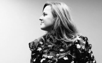 O VŠ praktickosti, tvorbe pre deti či adopcii (rozhovor so speváčkou a hudobníčkou Kristínou Bartošovou)